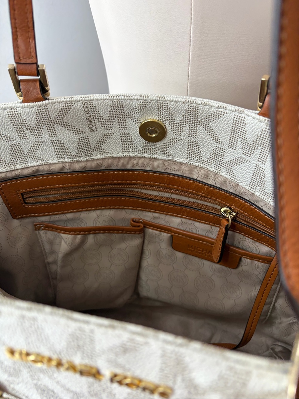 Y2KMichael Kors Cream Signature MK Tote with Brown Leather Straps and Gold Chain - Picture 3 of 7